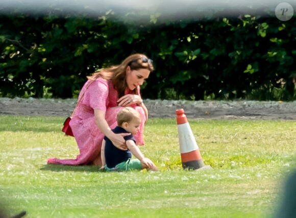 Kate Middleton, duchesse de Cambridge, et le prince Louis de Cambridge lors d'un match de polo disputé par le prince William à Wokinghan dans le Berkshire le 10 juillet 2019.