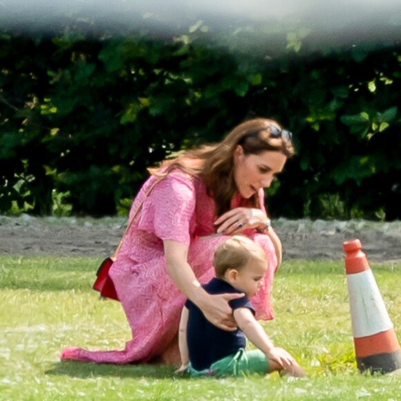 Kate Middleton, duchesse de Cambridge, et le prince Louis de Cambridge lors d'un match de polo disputé par le prince William à Wokinghan dans le Berkshire le 10 juillet 2019.