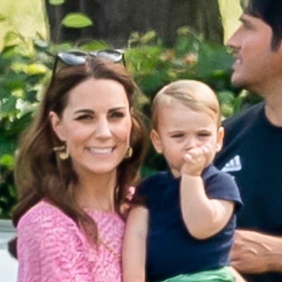 Kate Middleton, duchesse de Cambridge, et le prince Louis de Cambridge lors d'un match de polo disputé par le prince William à Wokinghan dans le Berkshire le 10 juillet 2019.