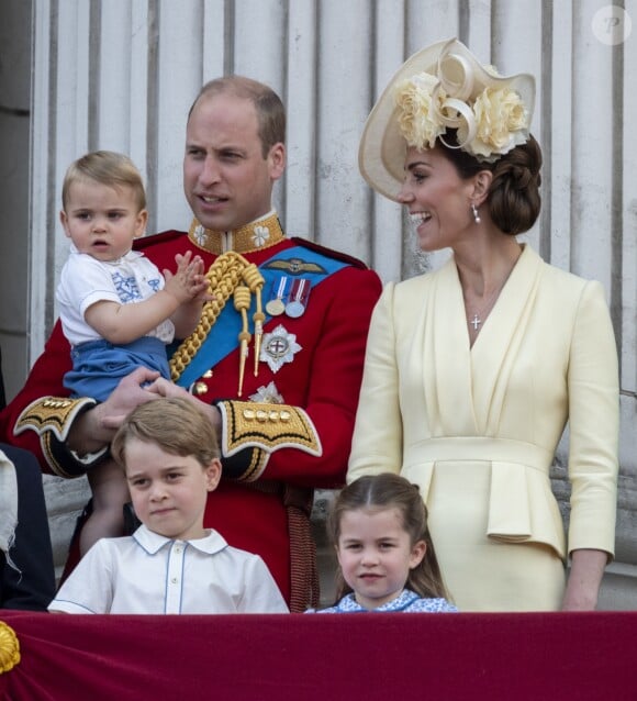 Le prince William, la duchesse Catherine de Cambridge et leurs enfants le prince George, la princesse Charlotte et le prince Louis au balcon du palais de Buckingham lors de la parade Trooping the Colour 2019, le 8 juin 2019.
