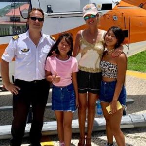 Laeticia Hallyday a survolé Saint-Barthélemy en hélicoptère avec ses filles Jade et Joy, le 31 août 2019.