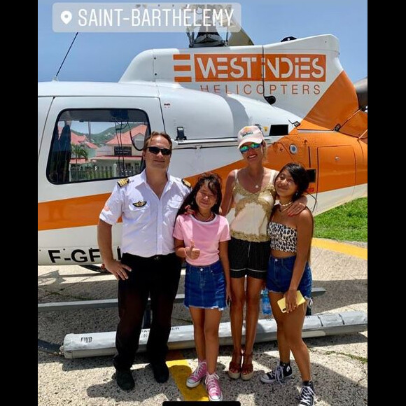 Laeticia Hallyday a survolé Saint-Barthélemy en hélicoptère avec ses filles Jade et Joy, le 31 août 2019.