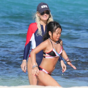 Exclusif - Laeticia Hallyday et sa fille Joy - Jade et Joy Hallyday prennent leur première leçon de surf sur la plage de Lorient avec leur mère Laeticia à Saint-Barthélemy, le 18 février 2019.