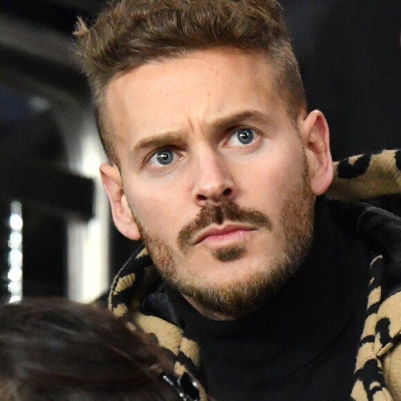 Matt Pokora (M. Pokora) dans les tribunes du parc des Princes lors du match de football de ligue 1, opposant le Paris Saint-Germain (PSG) contre l'Olympique de Marseille (OM) à Paris, France, le 17 mars 2019.