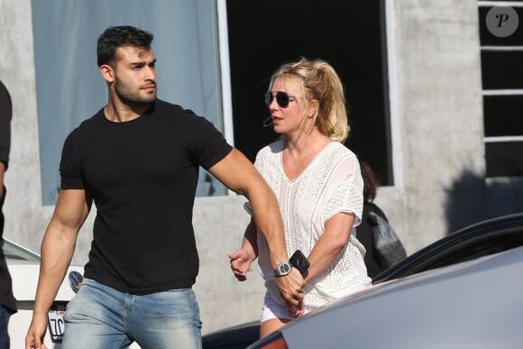 Exclusif - Britney Spears et son compagnon Sam Asghari sont allés déjeuner dans le restaurant 'Le Pain Quotidien' à Beverly Hills, le 12 juillet 2019.