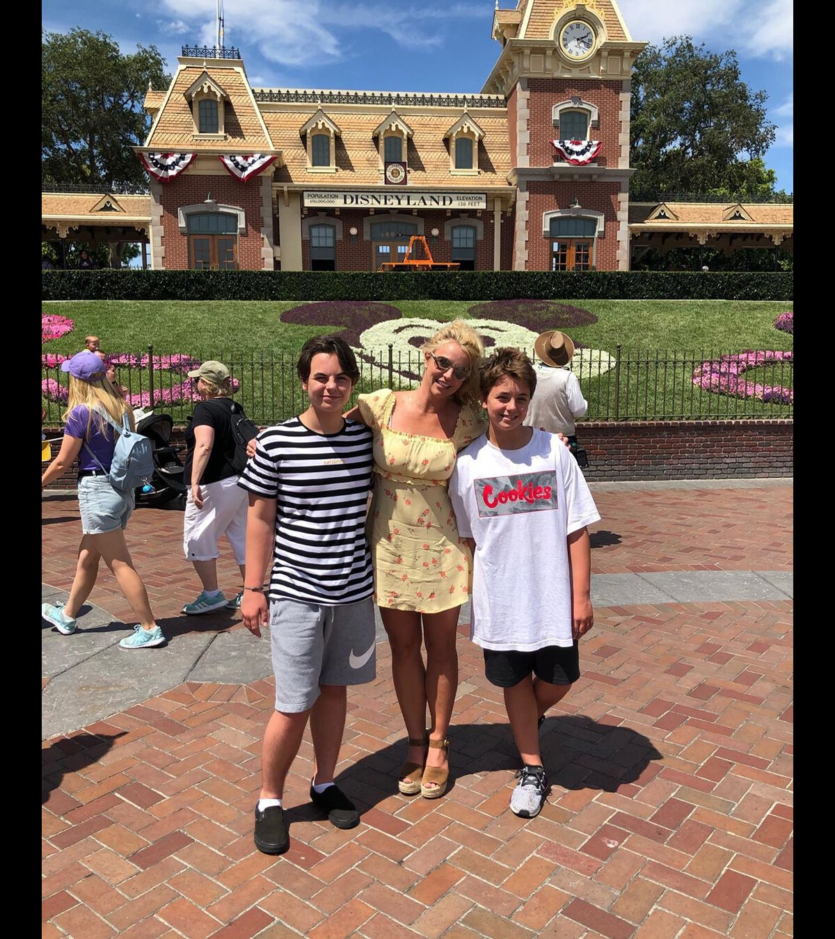 Photo Britney Spears Pose Avec Ses Fils à Disneyland Le 5 Août 2019 Purepeople 