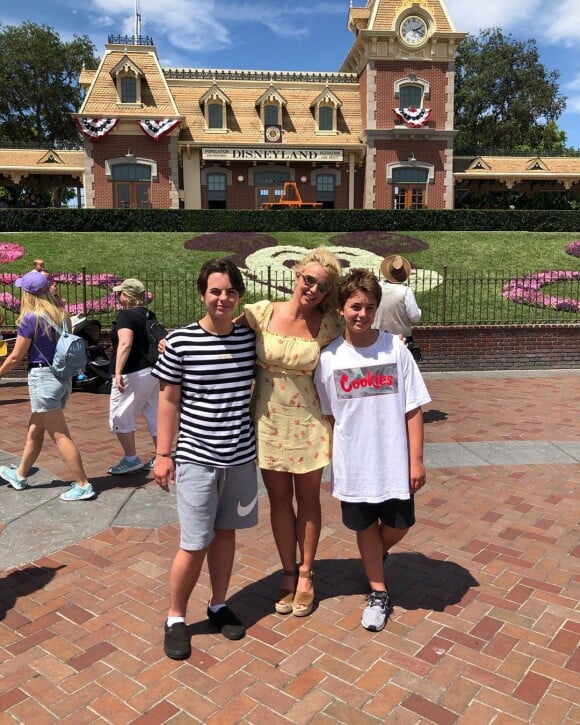 Britney Spears pose avec ses fils à Disneyland, le 5 août 2019