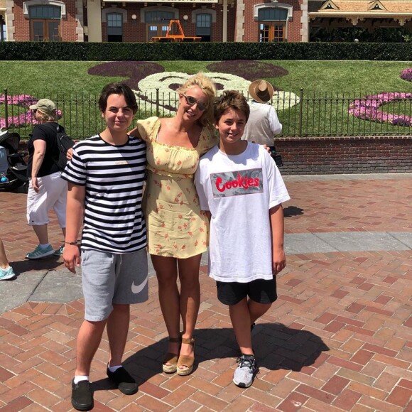 Britney Spears pose avec ses fils à Disneyland, le 5 août 2019