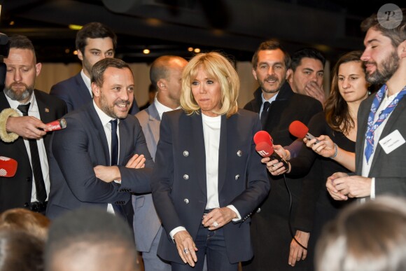 La première dame Brigitte Macron, avec son directeur de cabinet Pierre-Olivier Costa et le secrétaire d'État auprès de la ministre des Solidarités et de la Santé, Adrien Taquet lors au "Grand débat national pour les enfants", à la Cité des sciences et de l'industrie à Paris, France, le 20 mars 2019.