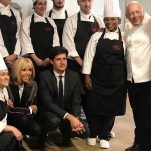 Brigitte Macron s'est rendue à Cuisine Mode d'Emploi(s), à Clichy-sous-bois le 3 septembre 2019, en vue de l'ouverture du Live, l'Institut des Vocations pour l'Emploi, le 16 septembre prochain. Accompagnée de Julien Denormandie, la première dame a posé avec le chef Thierry Marx et ses apprentis. 