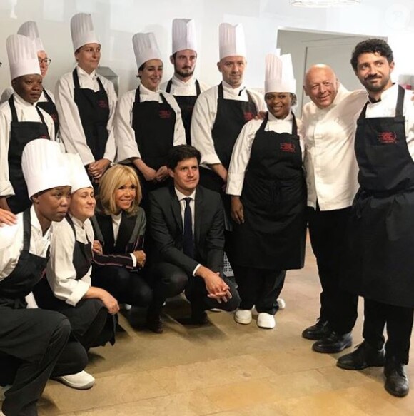 Brigitte Macron s'est rendue à Cuisine Mode d'Emploi(s), à Clichy-sous-bois le 3 septembre 2019, en vue de l'ouverture du Live, l'Institut des Vocations pour l'Emploi, le 16 septembre prochain. Accompagnée de Julien Denormandie, la première dame a posé avec le chef Thierry Marx et ses apprentis. 