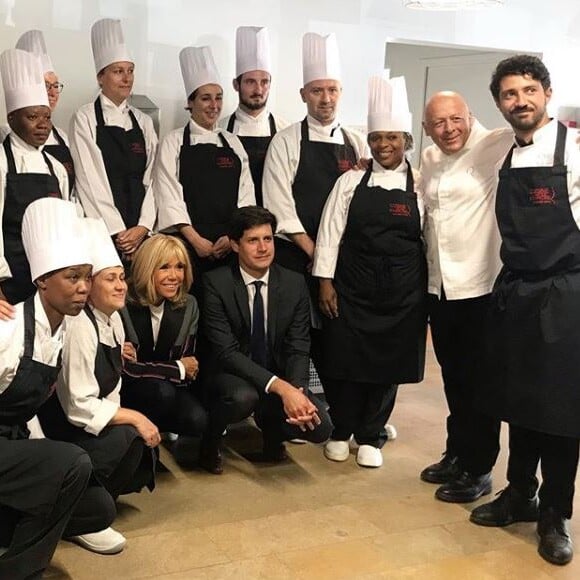 Brigitte Macron s'est rendue à Cuisine Mode d'Emploi(s), à Clichy-sous-bois le 3 septembre 2019, en vue de l'ouverture du Live, l'Institut des Vocations pour l'Emploi, le 16 septembre prochain. Accompagnée de Julien Denormandie, la première dame a posé avec le chef Thierry Marx et ses apprentis. 