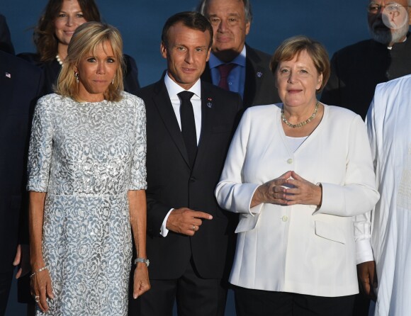 Le président français Emmanuel Macron avec sa femme Brigitte Macron, La chancelière allemande Angela Merkel - Les dirigeants du G7 et leurs invités posent pour une photo de famille lors du sommet du G7 à Biarritz, France, le 25 août 2019.