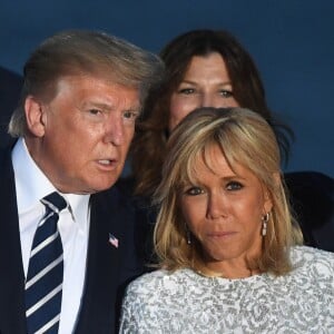 Le président américain Donald Trump et la Première Dame Brigitte Macron - Les dirigeants du G7 et leurs invités posent pour une photo de famille lors du sommet du G7 à Biarritz, France, le 25 août 2019.