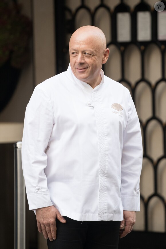 Le chef cuisinier Thierry Marx tourne une publicité devant l'hôtel Mandarin Oriental dans lequel il officie à Paris le 3 novembre 2017.