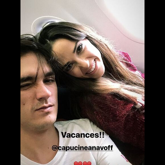 Alain-Fabien Delon et Capucine Anav dans l'avion direction Marrakech. Instagram, février 2019.