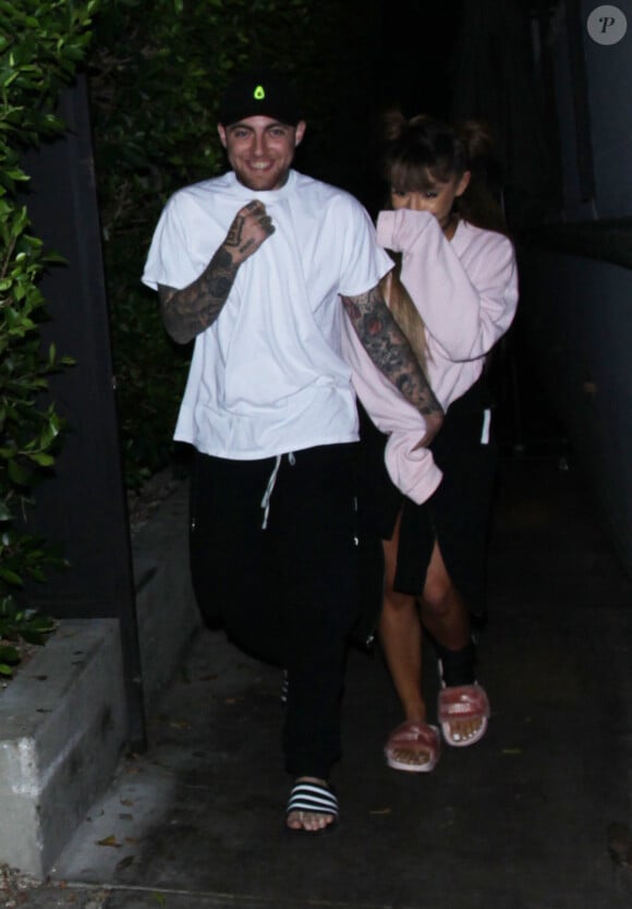 Exclusif - Ariana Grande et le rappeur Mac Miller roucoulent d'amour lors d'une sortie en couple à Los Angeles. Ariana porte une attelle à la cheville gauche et des claquettes en fourrure rose.