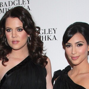 Khloé Kardashian (et son vrai visage) et sa soeur Kim en 2009, à Los Angeles.