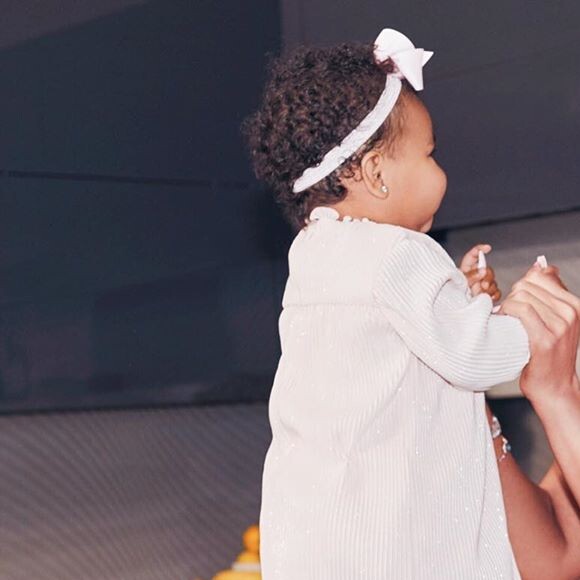 Khloé Kardashianet sa fille True sur Instagram.