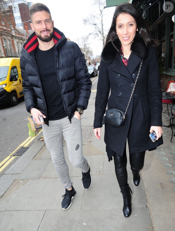 Exclusif - Le footballeur Olivier Giroud et sa femme Jennifer sortent du restaurant Ivy Chelsea Garden à Londres le 15 mars 2019.