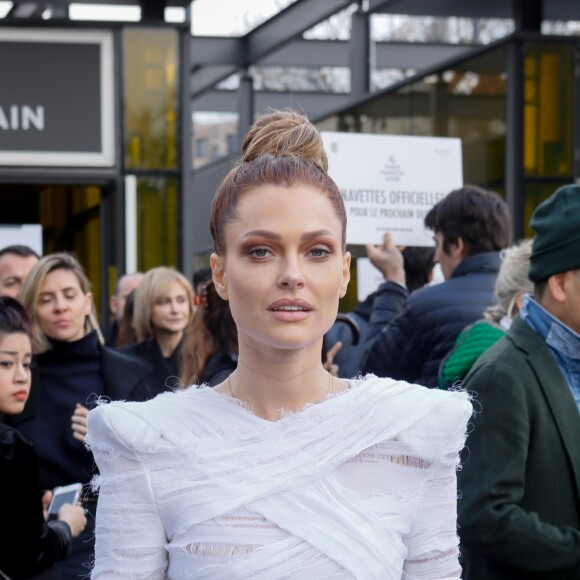 Caroline Receveur à la sortie du défilé de mode prêt-à-porter autome-hiver 2019/2020 " Balmain " à Paris le 1er mars 2019. © CVS / Veeren / Bestimage