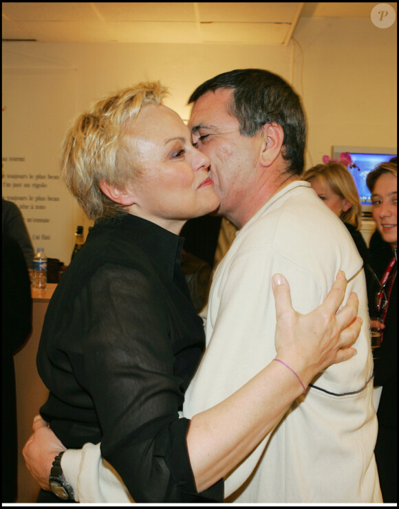 Muriel Robin et Jean-Marie Bigard dans les coulisses du spectacle de la première, intitulé Au secours, au Grand Rex à Paris, le 18 janvier 2005. 