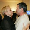 Muriel Robin et Jean-Marie Bigard dans les coulisses du spectacle de la première, intitulé Au secours, au Grand Rex à Paris, le 18 janvier 2005. 