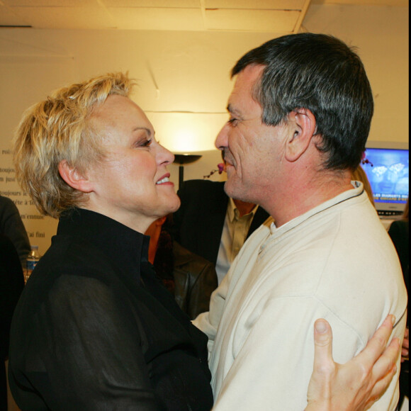 Muriel Robin et Jean-Marie Bigard dans les coulisses du spectacle de la première, intitulé Au secours, au Grand Rex à Paris, le 18 janvier 2005. 