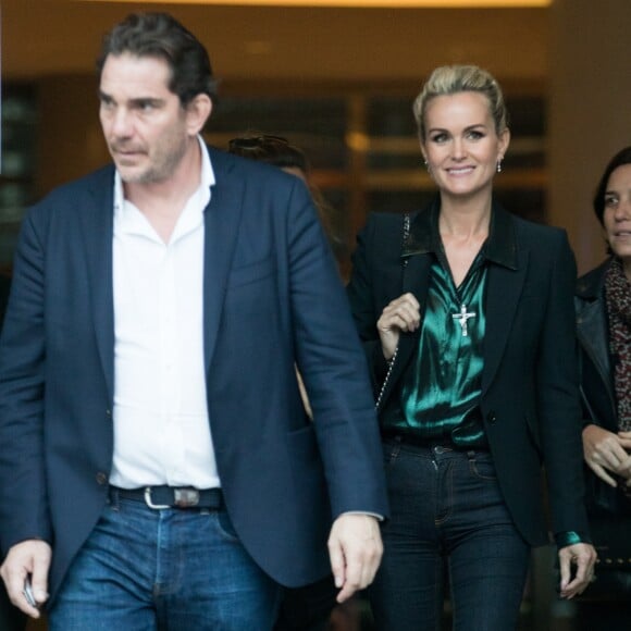 Sébastien Farran et Laeticia Hallyday sortant des locaux de TF1 à Boulogne-Billancourt le 19 octobre 2018.