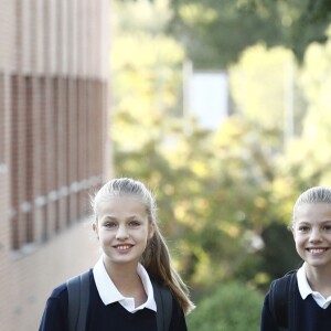 La reine Letizia d'Espagne et le roi Felipe VI ont accompagné leurs filles la princesse Leonor des Asturies et l'infante Sofia d'Espagne le 11 septembre 2019 pour leur rentrée des classes au collège Santa Maria de los Rosales à Madrid.