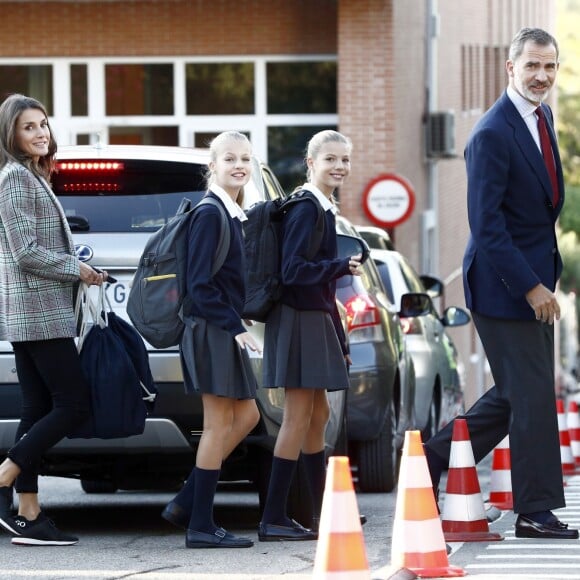 La reine Letizia d'Espagne et le roi Felipe VI ont accompagné leurs filles la princesse Leonor des Asturies et l'infante Sofia d'Espagne le 11 septembre 2019 pour leur rentrée des classes au collège Santa Maria de los Rosales à Madrid.