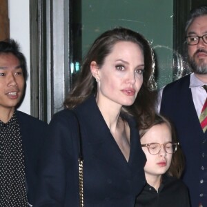 Angelina Jolie sort avec ses enfants Shiloh, Zahara, Maddox, Pax, Knox et Vivienne de l'hôtel Crosby à New York, le 25 février 2019