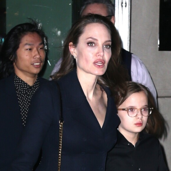 Angelina Jolie sort avec ses enfants Shiloh, Zahara, Maddox, Pax, Knox et Vivienne de l'hôtel Crosby à New York, le 25 février 2019