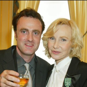 Michèle Torr et son fils Romain au ministère de la culture le 2 décembre 2002.