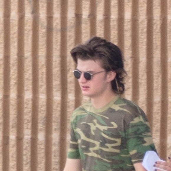 Exclusif - Joe Keery et Maya Hawke sur le tournage de la troisième saison de la série "Stranger Things" à Duluth, le 18 mai 2018.