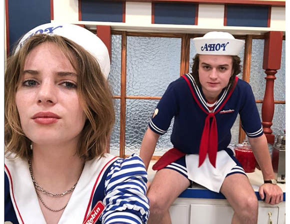 Maya Hawke et Joe Keery sur le tournage de la saison 3 de Stranger Things, Instagram, le 17 juillet 2018.