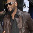Archives - Le rappeur R. Kelly (Robert Sylvester Kelly), accusé d'agressions sexuelles est lâché par Sony Music R. Kelly has been dropped from his Sony Music contract.