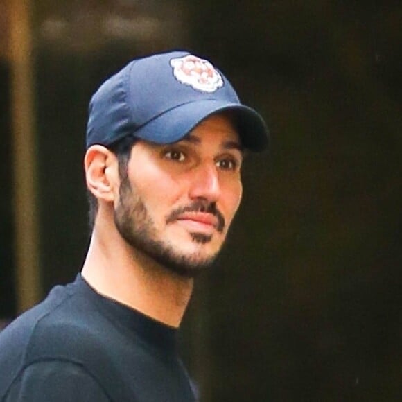 Exclusif - Hassan Jameel, le compagnon de Rihanna, business saoudien apparait souriant alors qu'il consulte son téléphone dans les rues de New York, le 16 avril 2019.