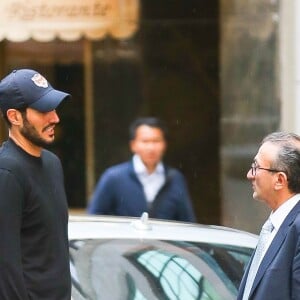 Exclusif - Hassan Jameel, le compagnon de Rihanna, business saoudien apparait souriant alors qu'il consulte son téléphone dans les rues de New York, le 16 avril 2019.