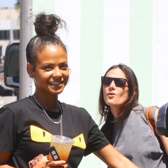 Christina Milian enceinte porte un short en jean noir, un t-shirt Gucci et des bottes western YSL pour travailler à son Beignet Box Food Truck à Studio City, Los Angeles, le 1er août 2019