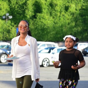 Christina Milian enceinte et sa fille Violet Madison Nash se balade dans les rues de Los Angeles. Christina attend un enfant avec son compagnon M. Pokora. Le 31 juillet 2019