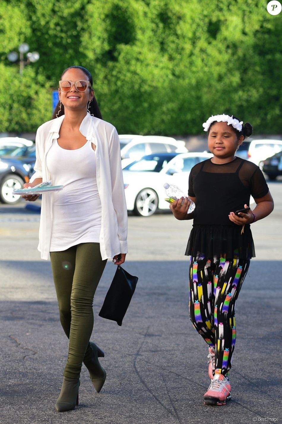 Christina Milian enceinte et sa fille Violet Madison Nash se balade dans les rues de Los Angeles. Christina attend un enfant avec son compagnon M. Pokora. Le 31 juillet 2019