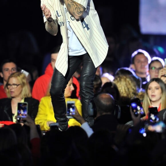 Matt Pokora (M Pokora) lors de l'enregistrement de l'émission "La Chanson Challenge 2019" aux Arènes de Nîmes, le 17 mai 2019. Et un nouveau programme autour de la chanson ! Le samedi 17 août prochain, TF1 lancera à 21h05 un nouveau divertissement baptisé "La chanson challenge". Durant cette émission produite par DMLSTV, plusieurs artistes français se lanceront des challenges autour de la musique. Pendant deux mois, ces chanteurs et comédiens se sont lancé à tour de rôle des défis sur les réseaux sociaux : interpréter un titre à l'opposé de leur univers habituel. © Guillaume Gaffiot/Bestimage