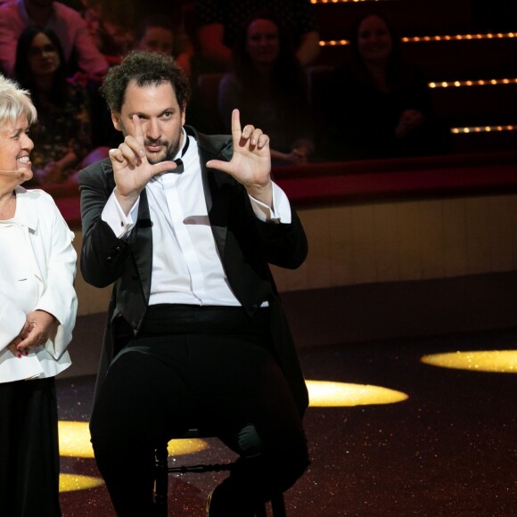Eric Antoine et Mimie Mathy - Enregistrement des séquences de l'émission anniversaire "Elie Kakou, ben alors... 20 ans déjà" au Cirque d'hiver le 29 mai 2019. Depuis le Cirque d'Hiver, un lieu qui était fétiche pour lui, de nombreux artistes et personnalités rendront hommage à leur manière à Élie Kakou et nous diront ce que l'homme et l'artiste représentent pour eux. En juin 1999, l'humoriste et comédien Elie Kakou nous quittait, à l'âge de 39 ans. 20 ans après, cette émission, produite par Productions 13.34 et JYL Production, diffusée sur France 3 le vendredi 14 juin à 21 heures, sera l'occasion de revoir ses plus grands sketches devenus cultes "L'attachée de presse", "Madame Sarfati", "Les professeurs"... mais également de découvrir les témoignages de ceux qui l'ont connu, côtoyé et admiré, et de revenir sur les moments forts de sa carrière : Marseille, la ville de ses débuts, ses apparitions télé, l'aventure magique de La vérité si je mens !, les lettres de noblesse qu'il a donné à l'humour pied noir, l'inspiration qu'il a représenté pour certains, son amour de la danse, mais aussi de la mode... Happenings spécialement préparés pour cette émission, témoignages, chansons, reprises de sketches, documents rares... l'univers d'Élie Kakou sera mis à l'honneur ! © Romuald Meigneux / Bestimage