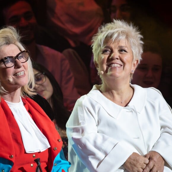 Chantal Ladesou et Mimie Mathy - Enregistrement des séquences de l'émission anniversaire "Elie Kakou, ben alors... 20 ans déjà" au Cirque d'hiver le 29 mai 2019. Depuis le Cirque d'Hiver, un lieu qui était fétiche pour lui, de nombreux artistes et personnalités rendront hommage à leur manière à Élie Kakou et nous diront ce que l'homme et l'artiste représentent pour eux. En juin 1999, l'humoriste et comédien Elie Kakou nous quittait, à l'âge de 39 ans. 20 ans après, cette émission, produite par Productions 13.34 et JYL Production, diffusée sur France 3 le vendredi 14 juin à 21 heures, sera l'occasion de revoir ses plus grands sketches devenus cultes "L'attachée de presse", "Madame Sarfati", "Les professeurs"... mais également de découvrir les témoignages de ceux qui l'ont connu, côtoyé et admiré, et de revenir sur les moments forts de sa carrière : Marseille, la ville de ses débuts, ses apparitions télé, l'aventure magique de La vérité si je mens !, les lettres de noblesse qu'il a donné à l'humour pied noir, l'inspiration qu'il a représenté pour certains, son amour de la danse, mais aussi de la mode... Happenings spécialement préparés pour cette émission, témoignages, chansons, reprises de sketches, documents rares... l'univers d'Élie Kakou sera mis à l'honneur ! © Romuald Meigneux / Bestimage