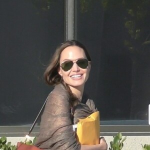 Exclusif - Alors que son fils Maddox Jolie-Pitt assiste à son premier cours de biochimie à l'Université Yonsei de Séoul en Corée du Sud, Angelina Jolie passe la journée avec sa fille Zahara Jolie-Pitt à Long Beach, Los Angeles. Angelina est très souriante alors qu'elle a été aperçue il y a quelques jours très émue à l'aéroport de Songdon en Corée du sud, tandis qu'elle y a laissé son fils pour la rentrée universitaire... Le 26 août 2019.