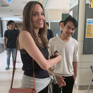 Angelina Jolie dépose son fils aîné Maddox (18 ans) à l'Université de Yonsei en Corée du Sud, le 21 août 2019.