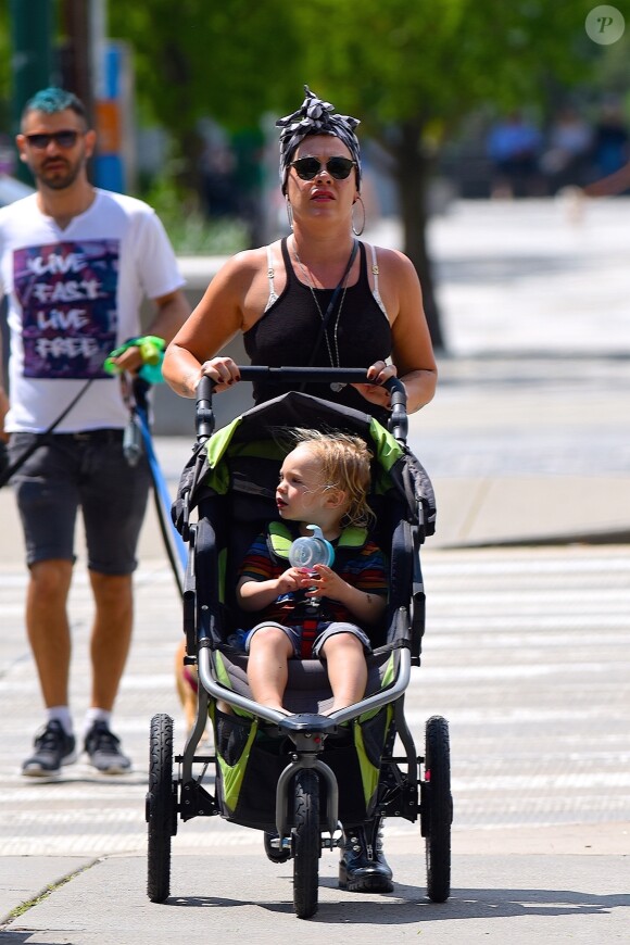 Pink et son mari Carey Hart sortent avec leur fils le petit Jameson lors d'une visite touristique à New York City, New York, États-Unis, le 20 mai 2019.