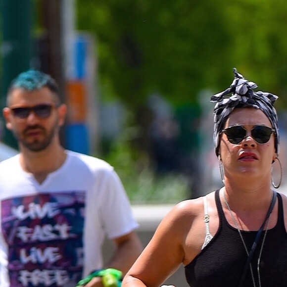 Pink et son mari Carey Hart sortent avec leur fils le petit Jameson lors d'une visite touristique à New York City, New York, États-Unis, le 20 mai 2019.