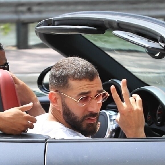 Exclusif - No web - No blog - Karim Benzema passe des vacances entre amis à Miami. Les amis sortent de leur hôtel au volant d'une Porsche 911 turbo S. Le 29 juin 2018  For germany call for price Exclusive - Karim Benzema goes on vacation with his friends. Karim is seen in a Porsche 911 turbo S as he leaves a hotel with his buddies. 29th june 201829/06/2018 - Miami